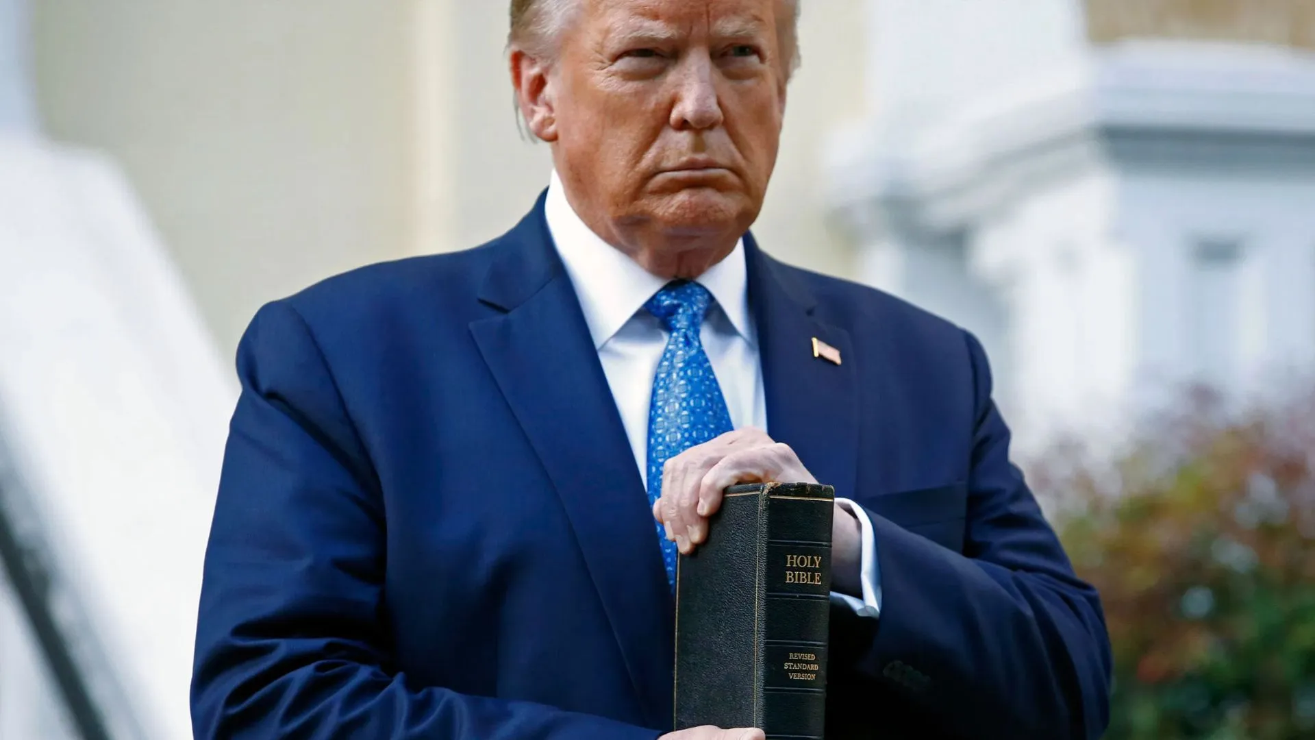 Trump segurando uma Bíblia Sagrada