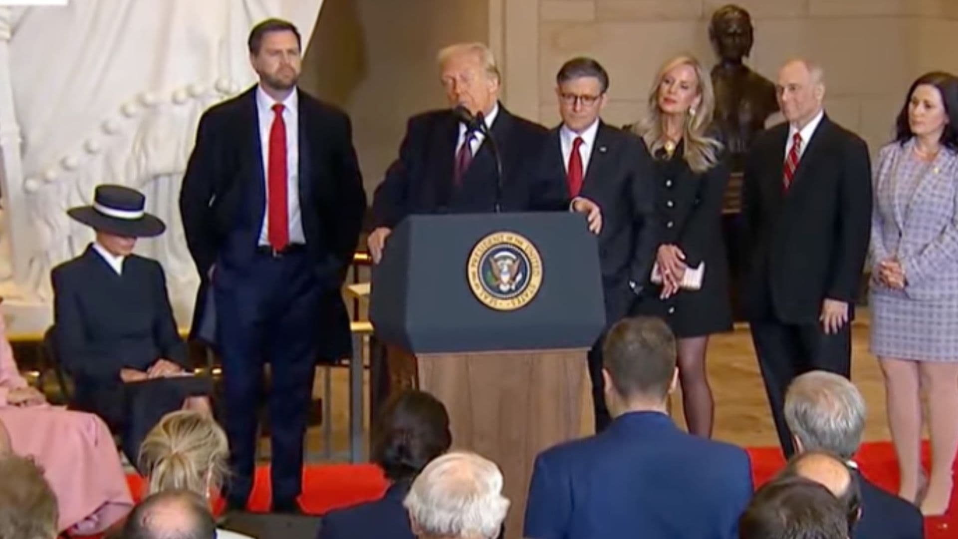 Trump disse que vai “eliminar a presença de todas as gangues estrangeiras e redes criminosas que trazem crimes devastadores para o solo dos EUA”.
