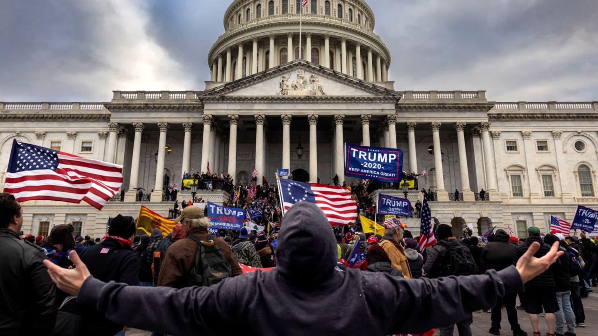 Manifestantes pró-Trump em frente ao Capitólio