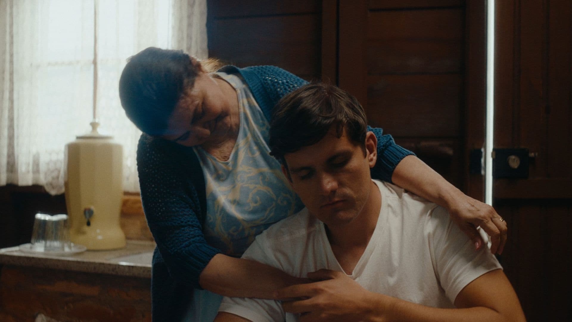 Maria consola Pedro em uma das cenas do filme Oficina do Diabo da Brasil Paralelo.