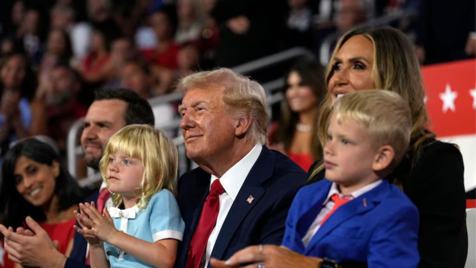 Entenda decreto de Trump sobre cidadania de bebês. Trump aparece com os netos no colo.