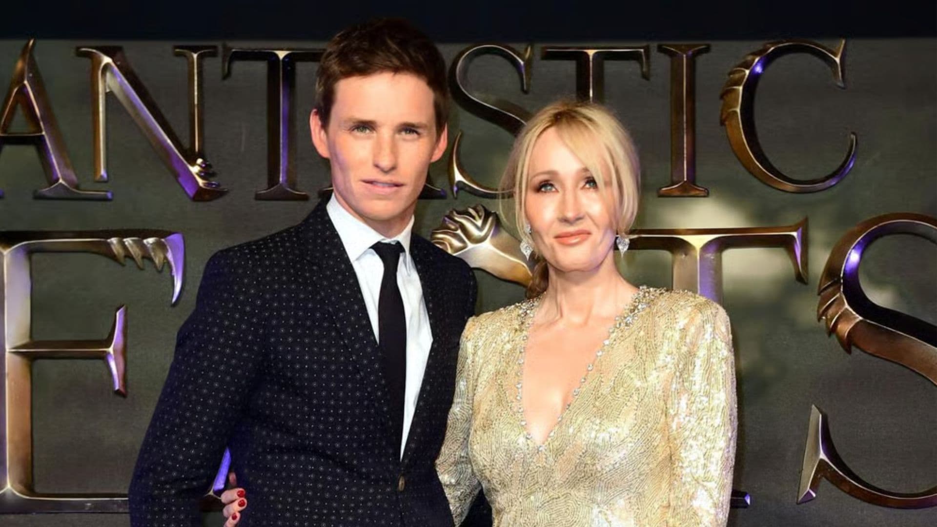 Eddie Redmayne e JK Rowling na premiere de Animais Fantásticos: Os segredos de Dumbledore. Ele criticou a autora por sua defesa de que mulher é mulher. Foto: Ian Wes /AP.