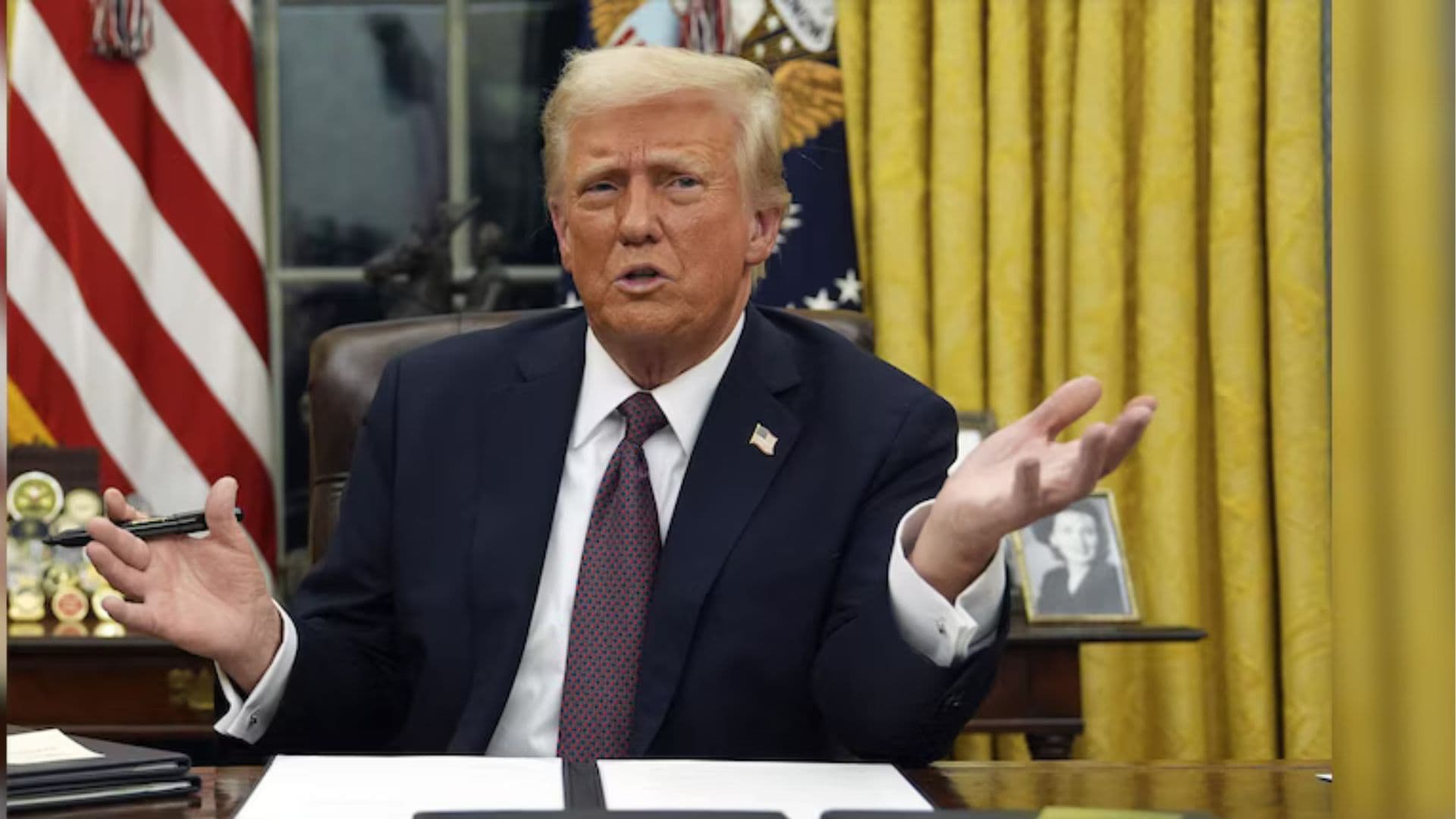 Brasileiro deportado por Trump fraudou US$5 milhões. Trump assina ordens executivas no Oval