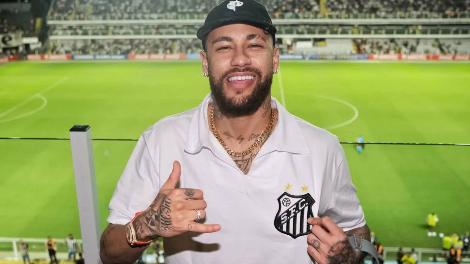 Neymar com uma camiseta do Santos na Vila Belmiro