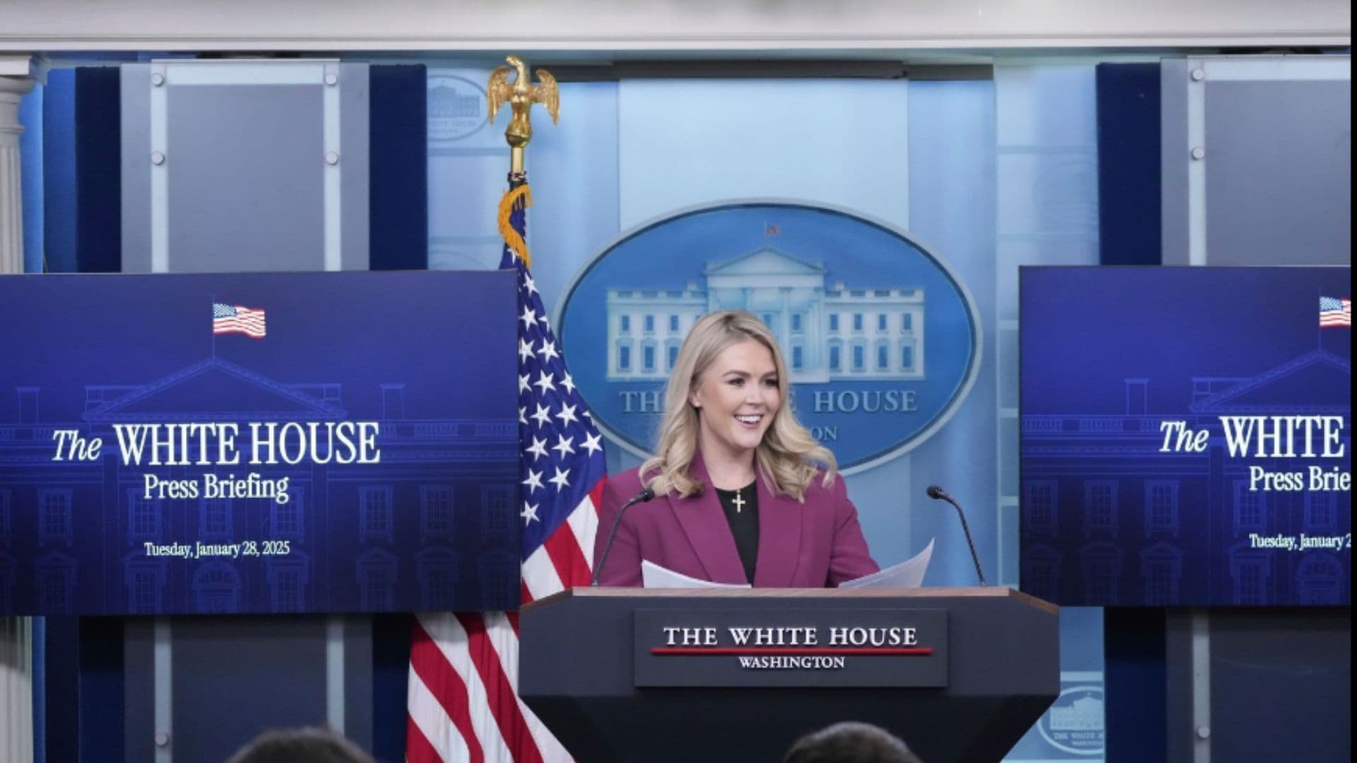 Um dos deportados matou a esposa grávida na frente do filho. Karoline Leavitt afirma que EUA estão “mais seguros”.Secretária de imprensa de Trump chama ilegais de “criminosos”