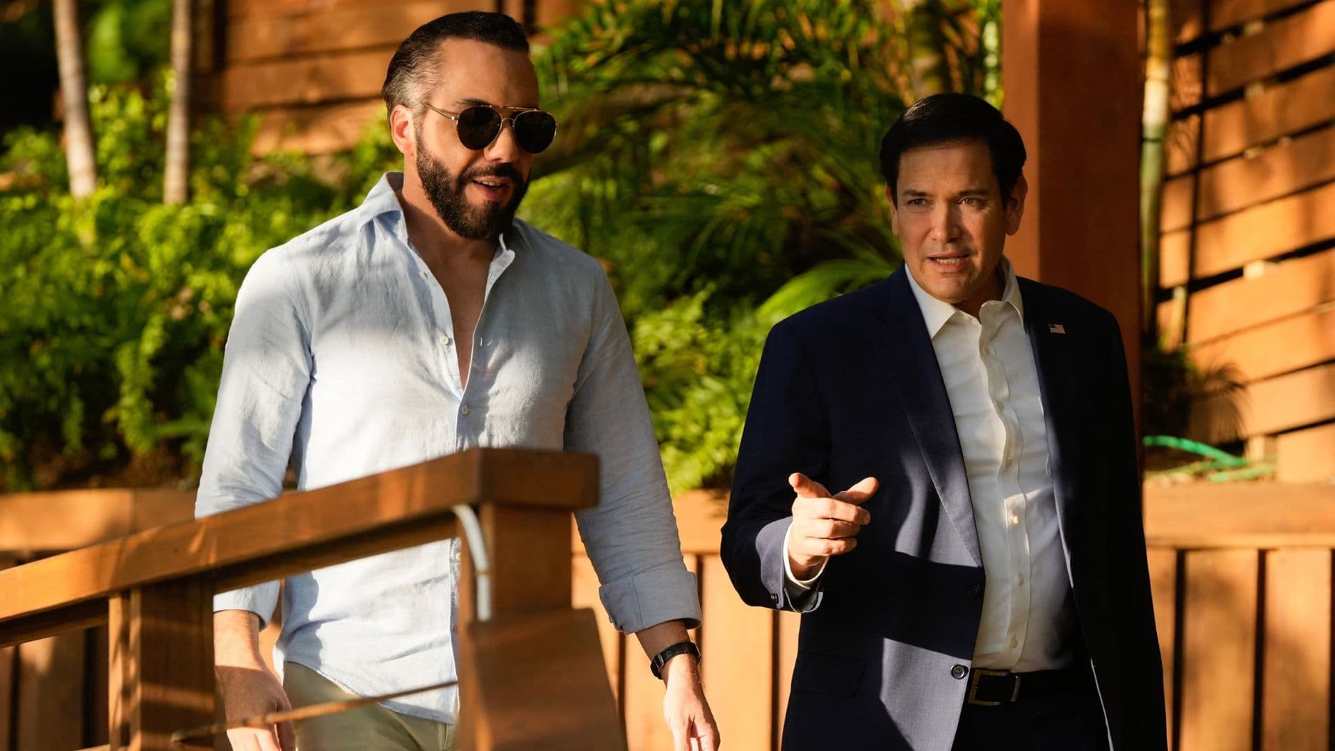Bukele e Marco Rubio conversando na residencia oficial do presidente.