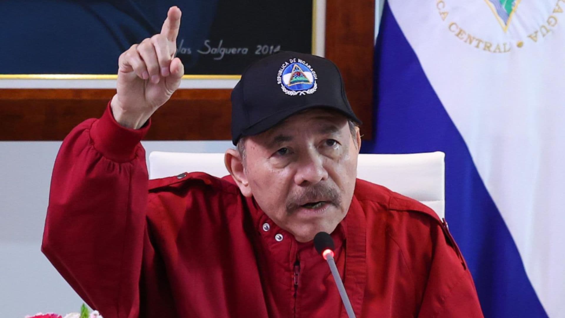 Daniel ortega discursando.