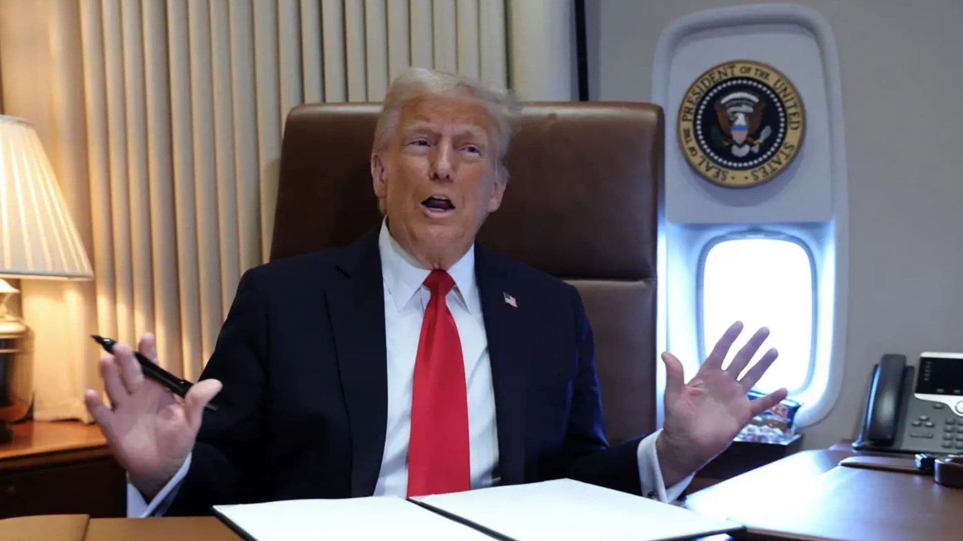 Trump no Air Force One, durante coletiva de imprensa.