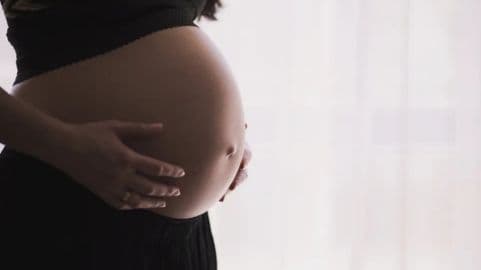 Texas processa e prende primeira acusada por aborto