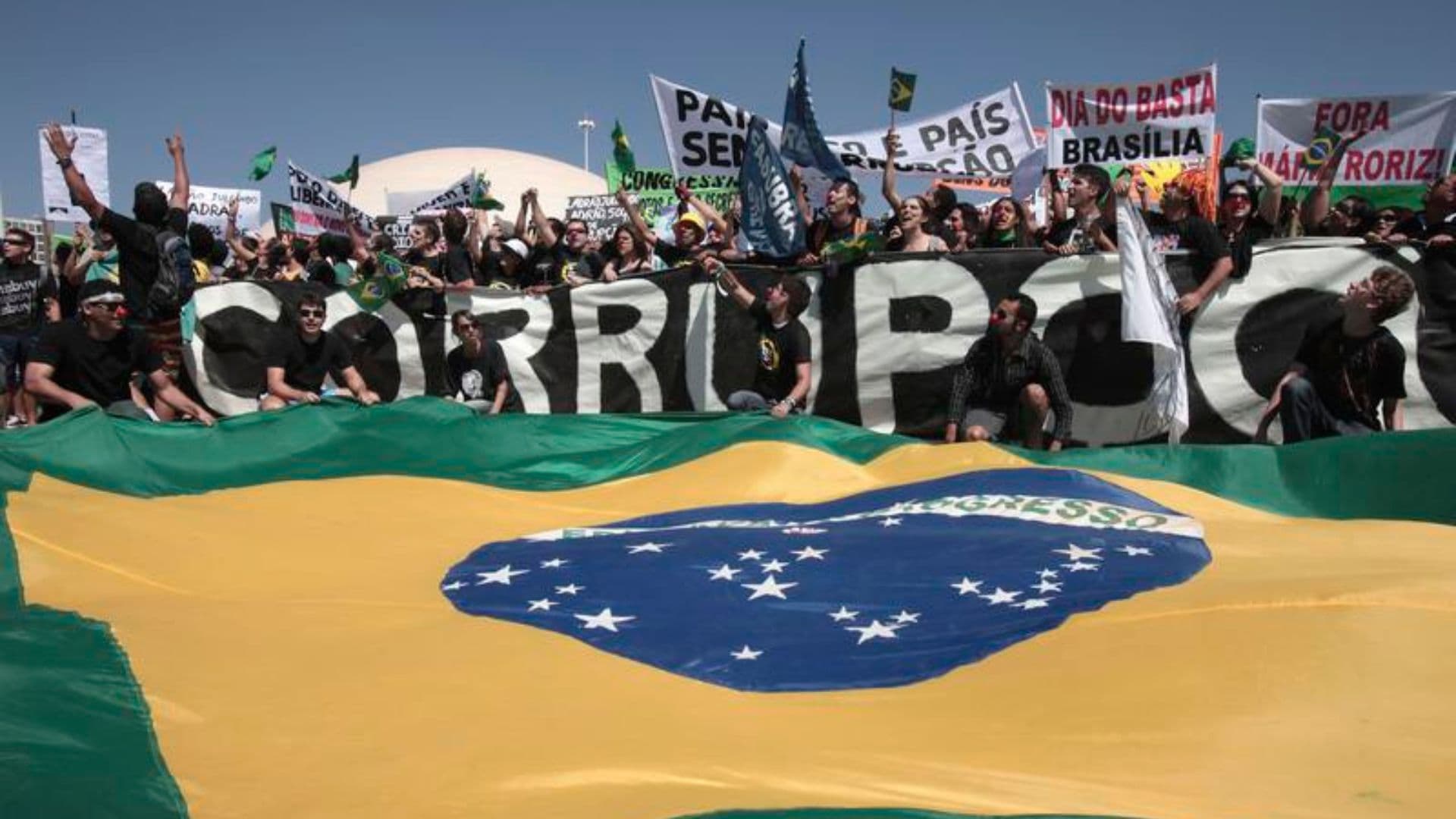 imagens de uma manifestação contra a corrução.