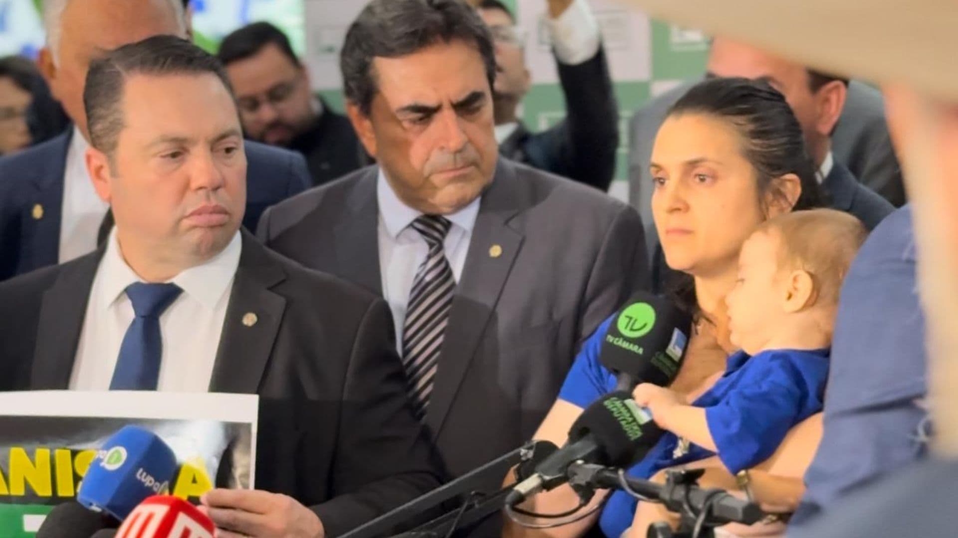 A viúva de um dos condenados pelo 8 de janeiro em reunião com Hugo Motta