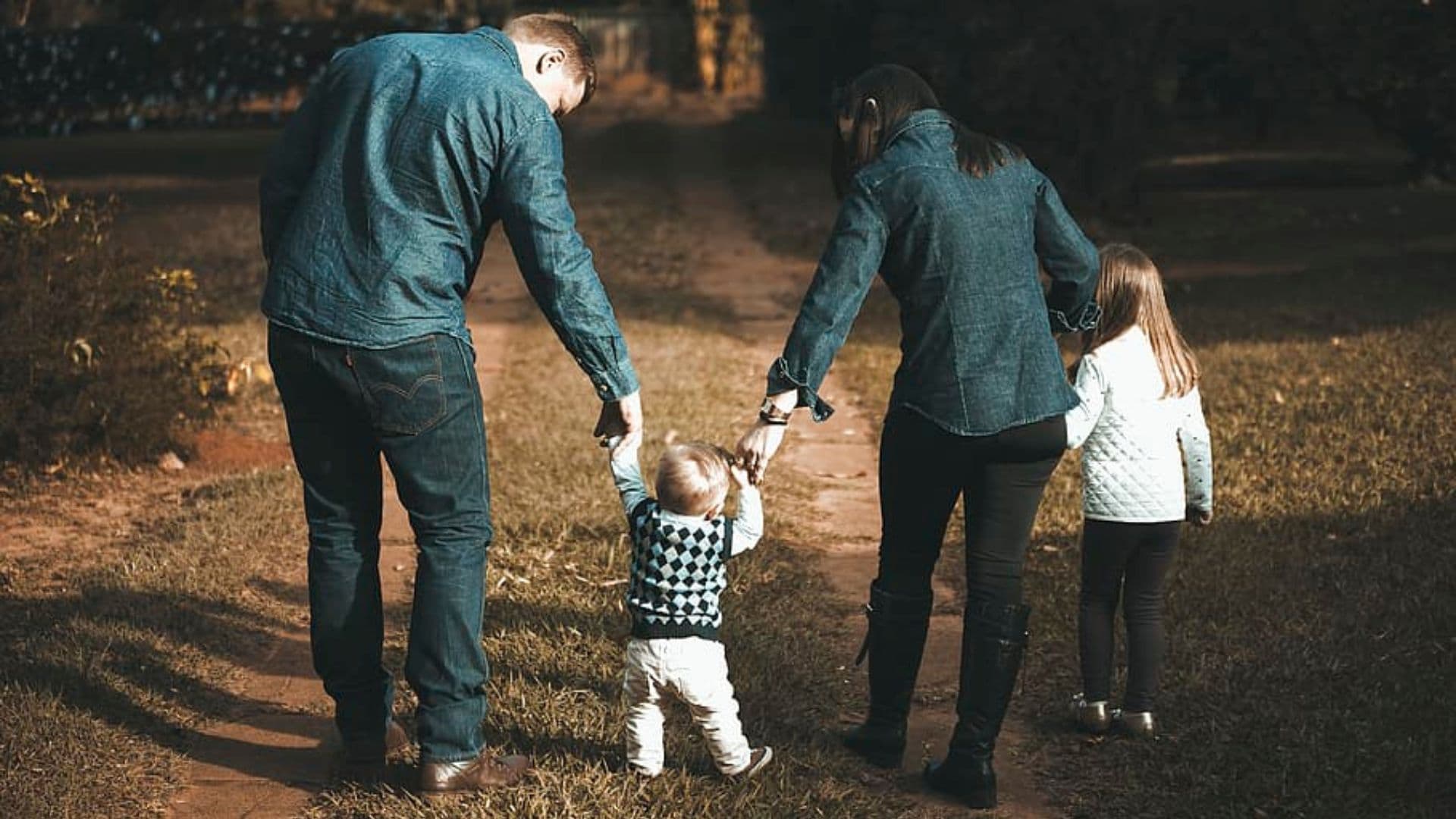 Família estruturada com pai, mãe e filhos.