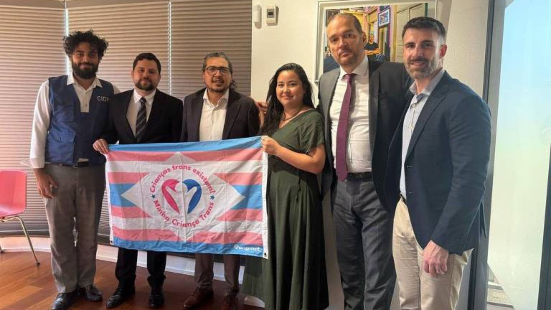 Representante da OEA com membros da ONG "Minha Criança Trans".