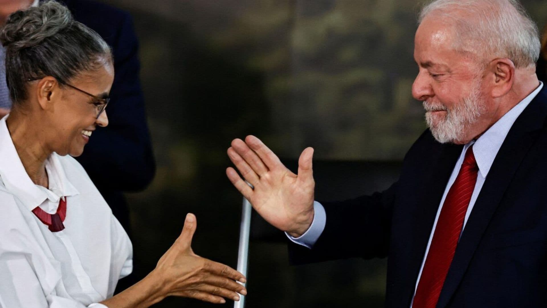 Lula e Marina Silva antes de apertar as mãos.