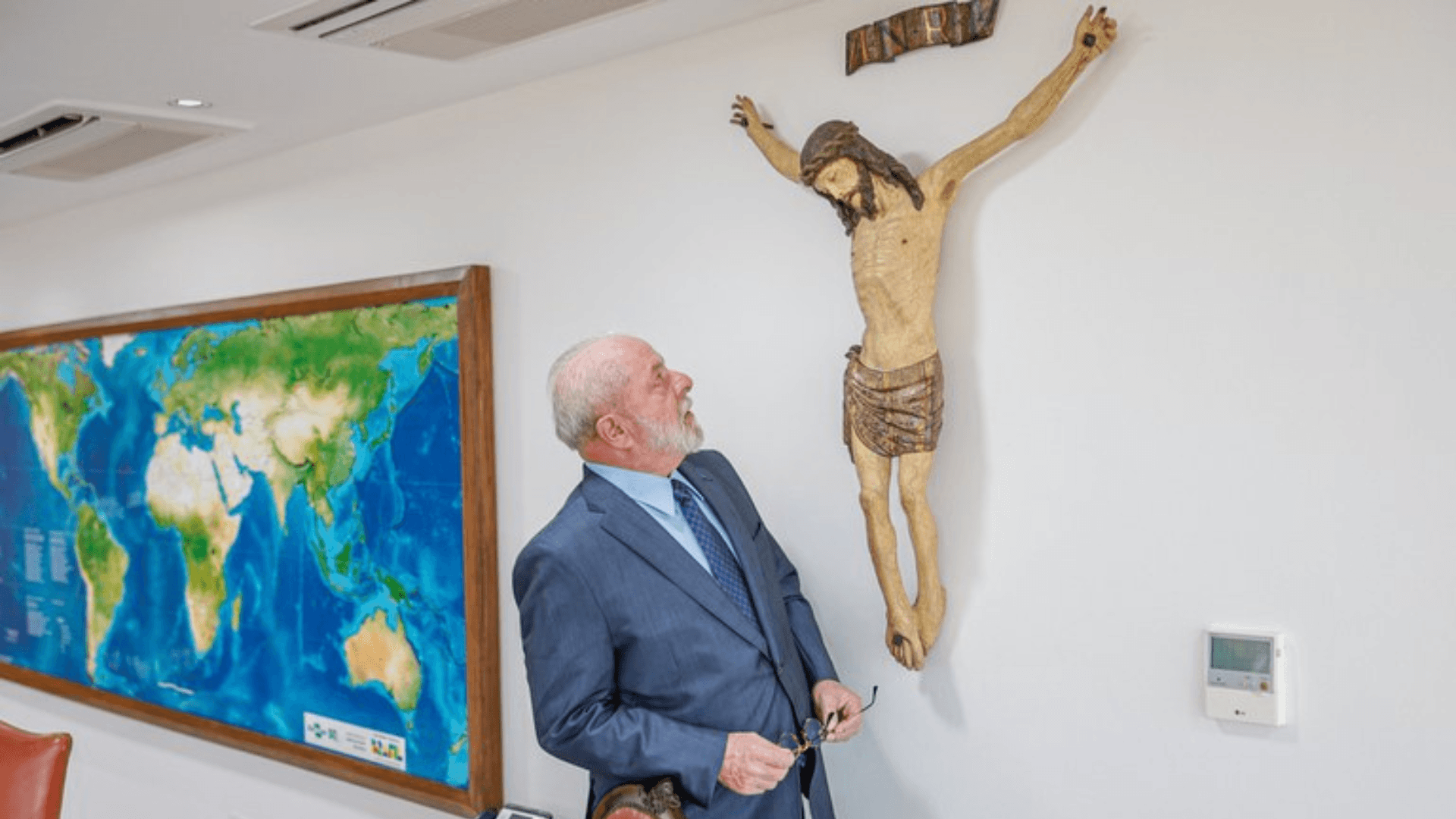 Lula olhando uma imagem de Jesus