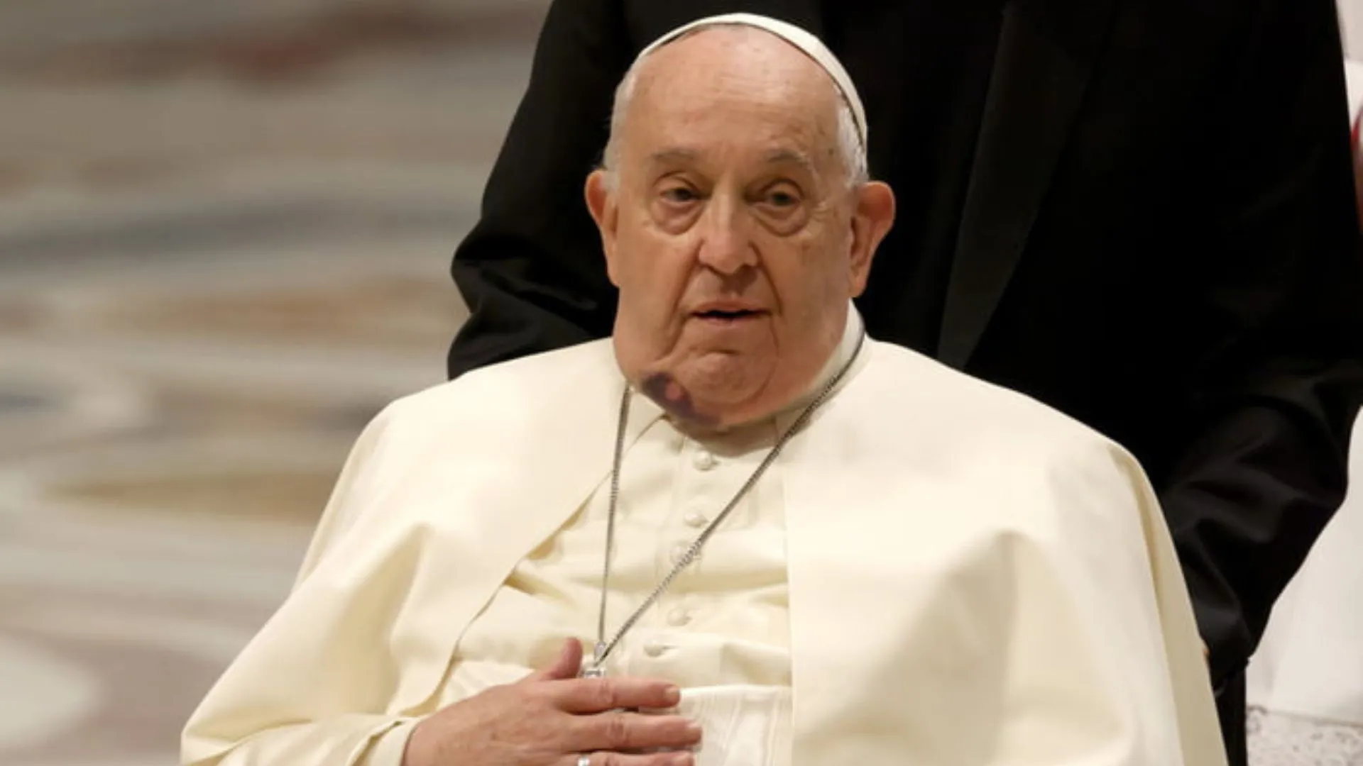 Papa Francisco em uma cadeira de rodas.