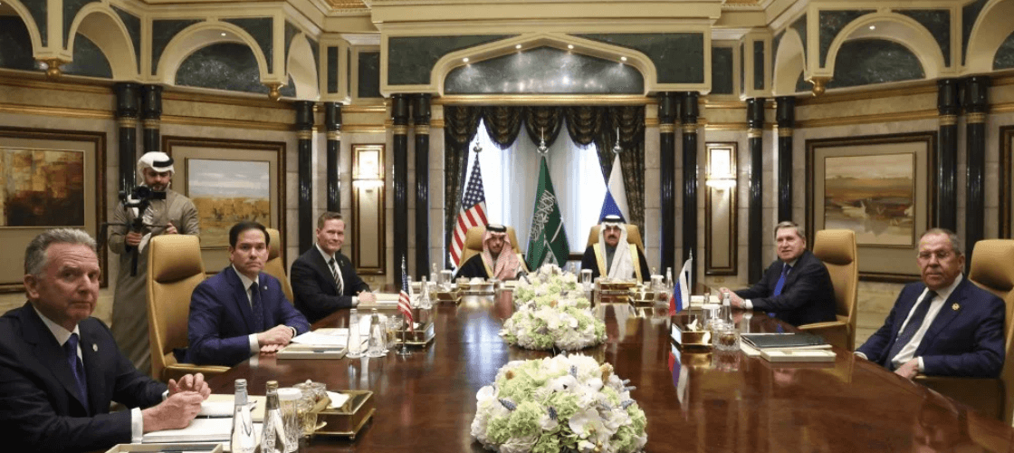 liderança de Trump, EUA e Rússia iniciam negociações para a paz na Ucrânia
