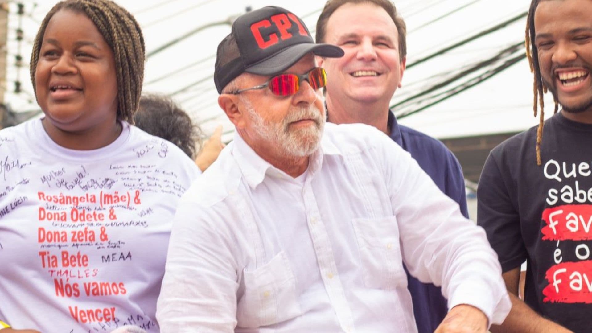Lula com boné e óculos no dia em que foi ao Complexo do Alemão