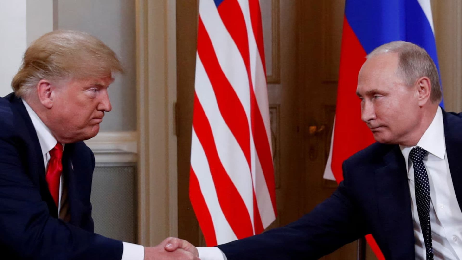 Trump apertando a mão de Putin durante um encontro em 2018. Os dois presidentes atualmente estão negociando a paz na Ucrânia.