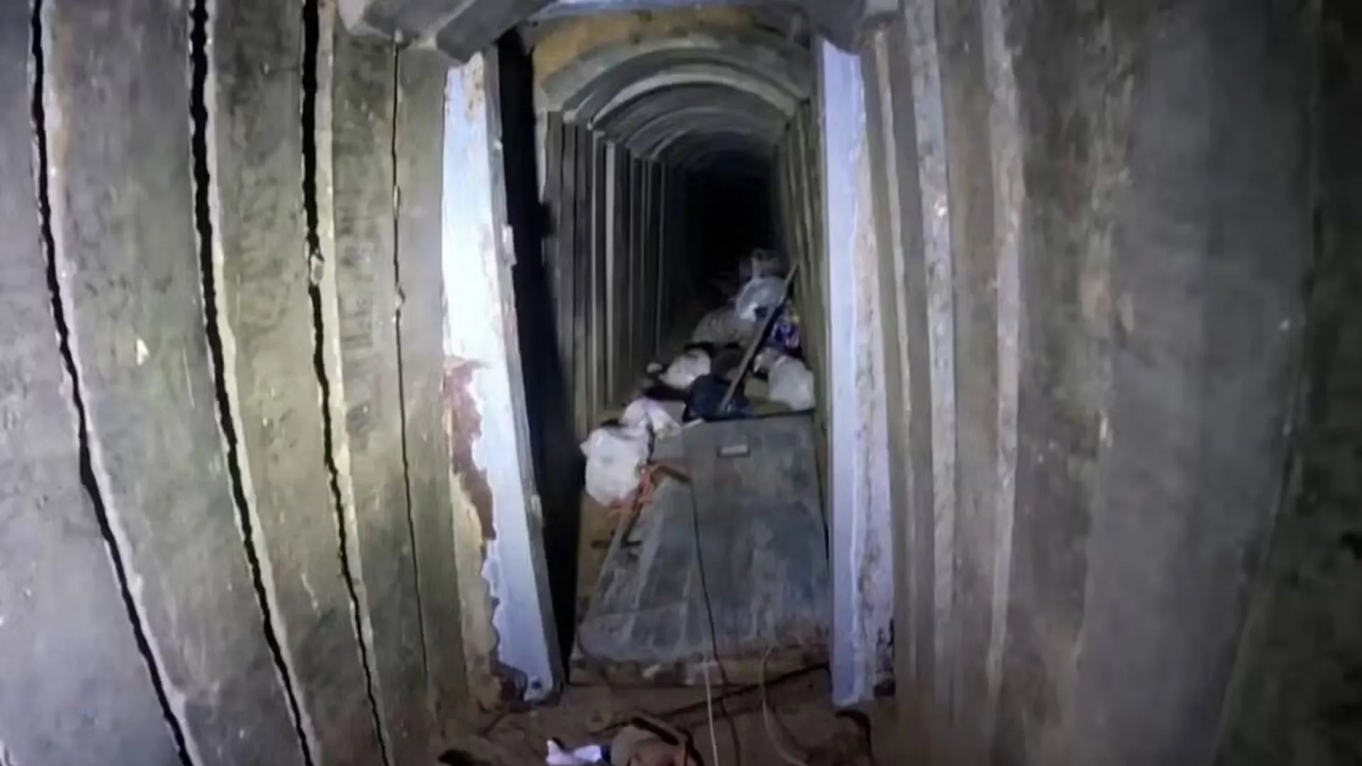 Um túnel subterrâneo do Hamas onde reféns ficaram escondidos.