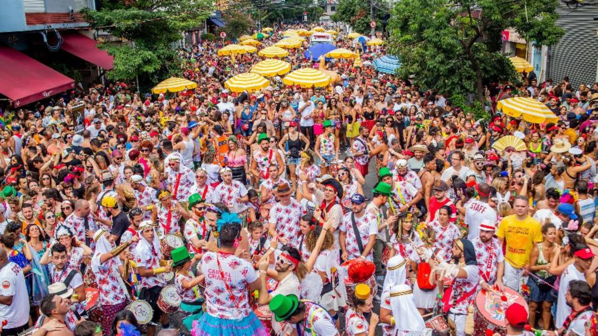 Imagem de um bloquinho de carnaval.