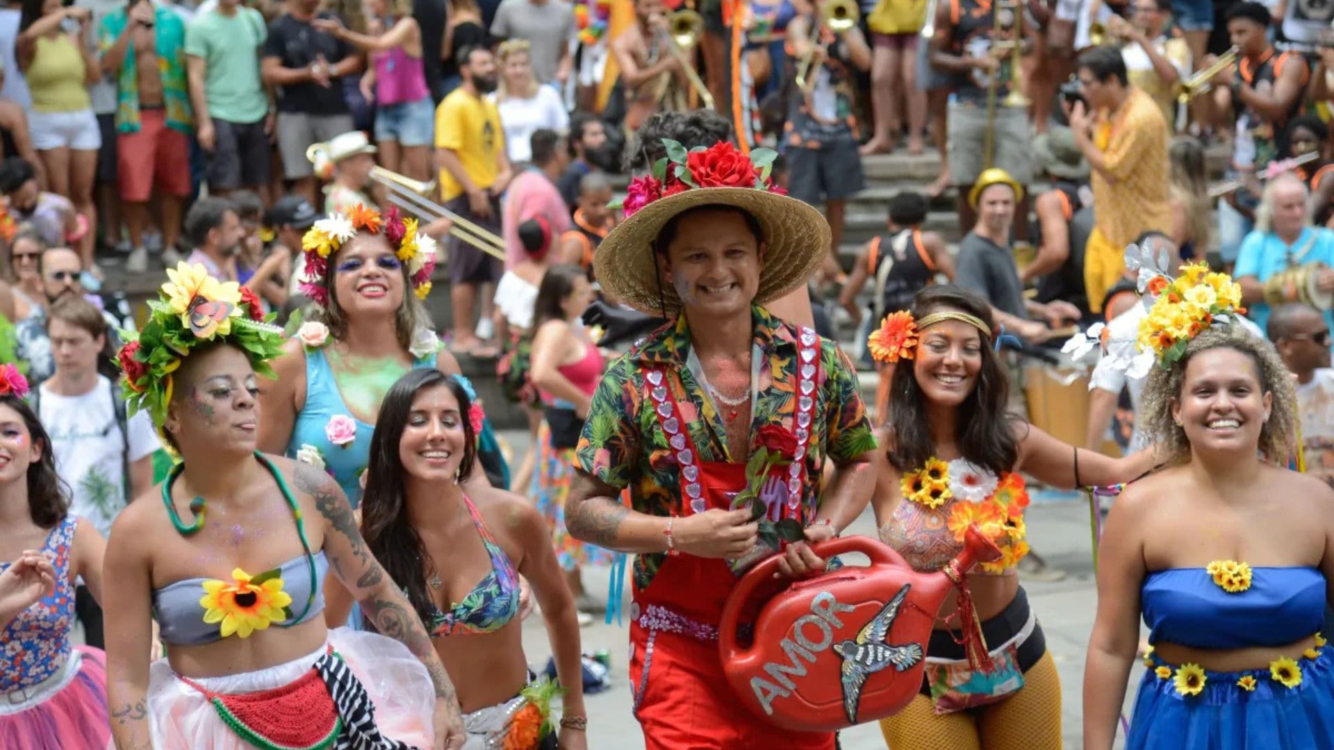 Pessoas celebrando em um bloquinho de carnaval