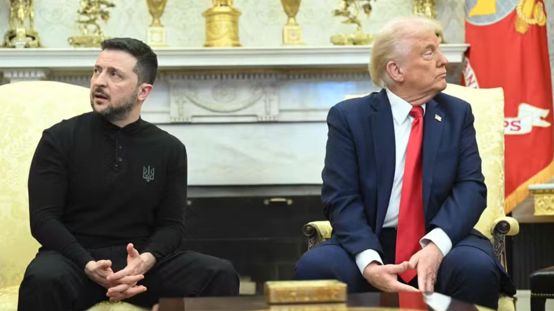 Zelensky e Trump durante discussão no salão oval.