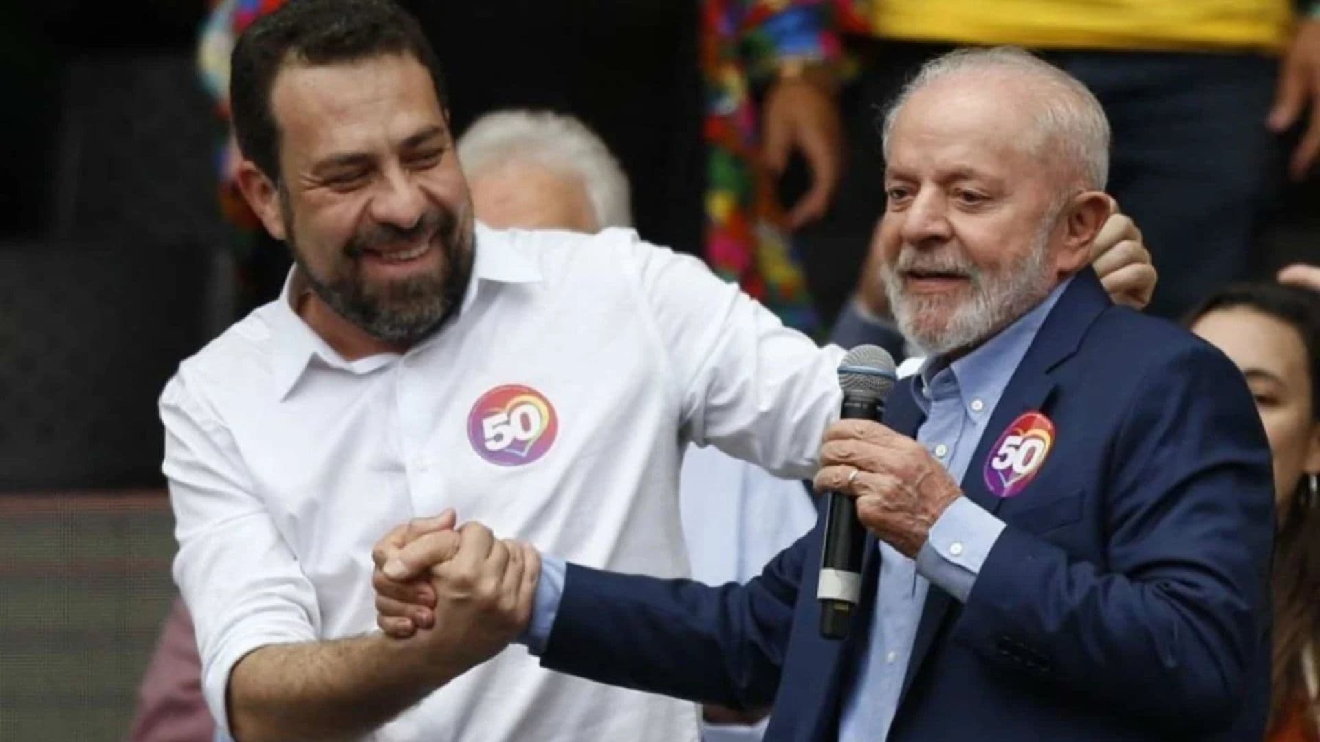Lula ao lado de Boulos na campanha pela prefeitura de São Paulo. Boulos pode se tornar ministro no governo.
