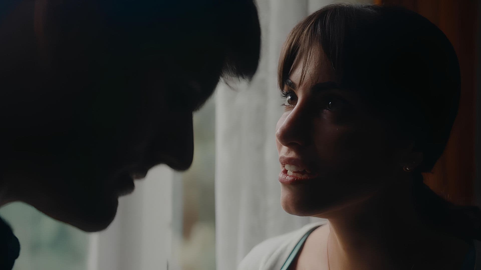 Pedro e Sara formam um par romântico no filme Oficina do Diabo.