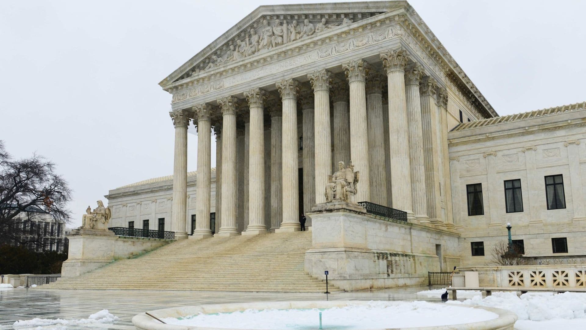 Imagem da sede da Suprema Corte dos EUA. Tribunal derrubou decreto de Donald Trump sobre ajuda internacional.