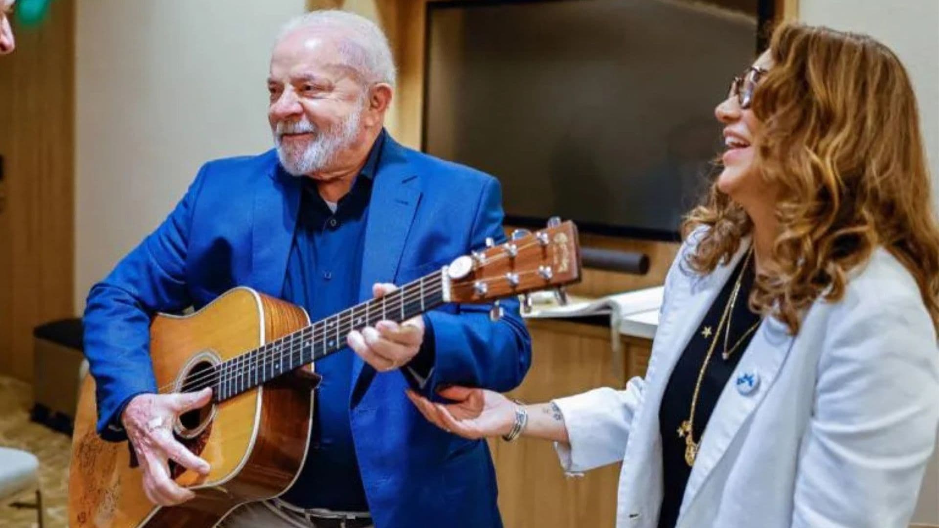 Lula tocando violão junto com sua esposa no dia em que encontrou o cantor do Coldplay.
