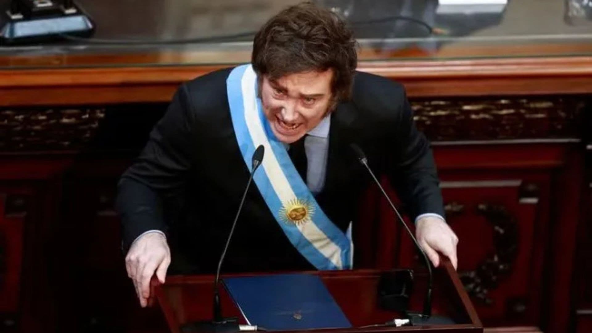Javier Milei discursando com faixa presidencial. Argentino que mudar regras para a imprensa no país.