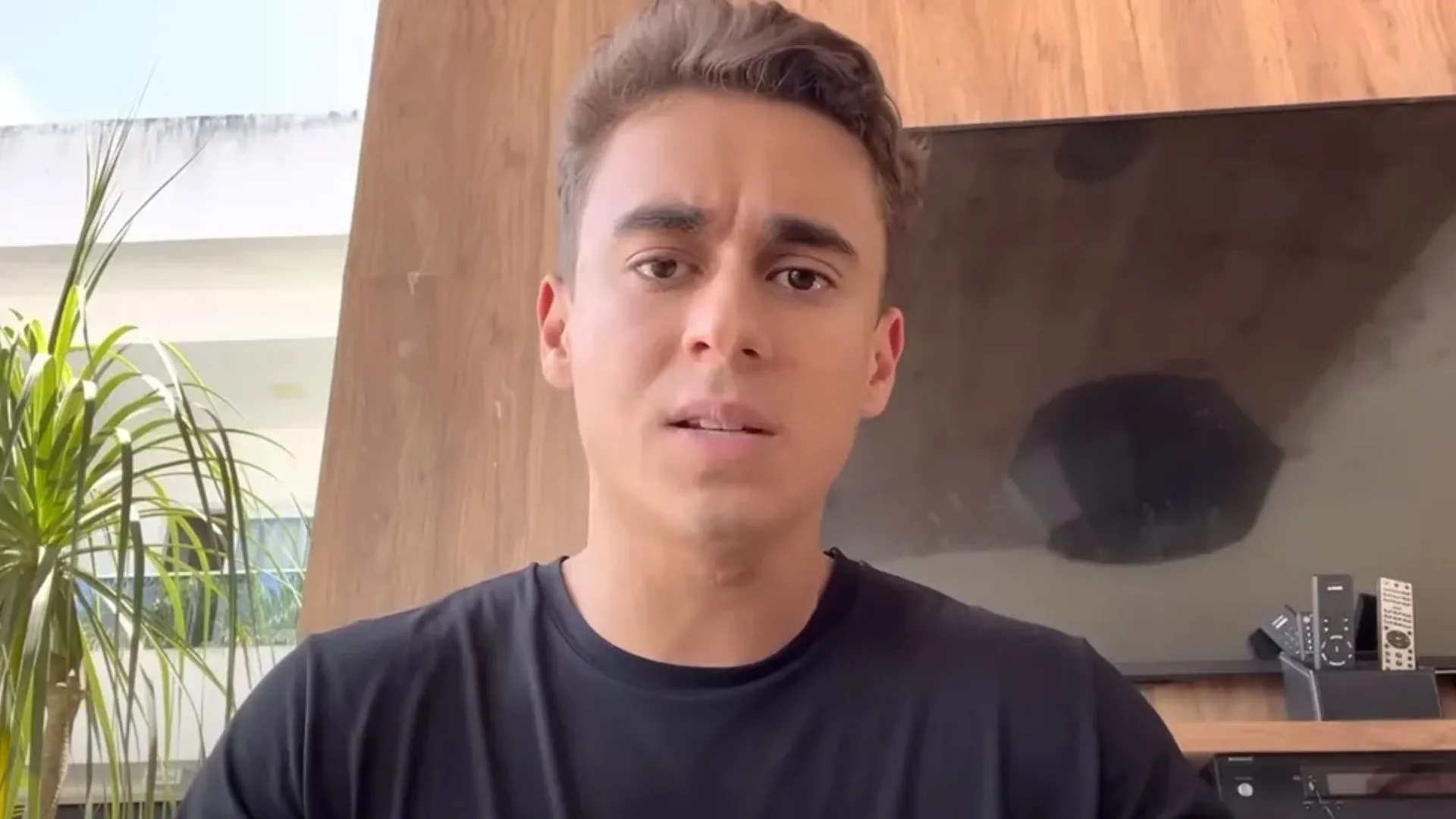 Nikolas Ferreira publica vídeo de apoio ao Frei Gilson