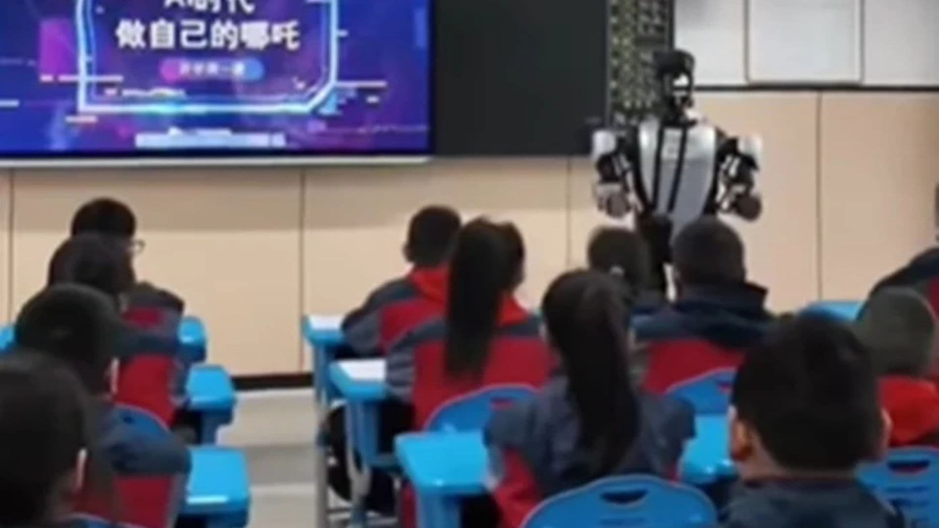 Robô professor ensinando em sala na China.