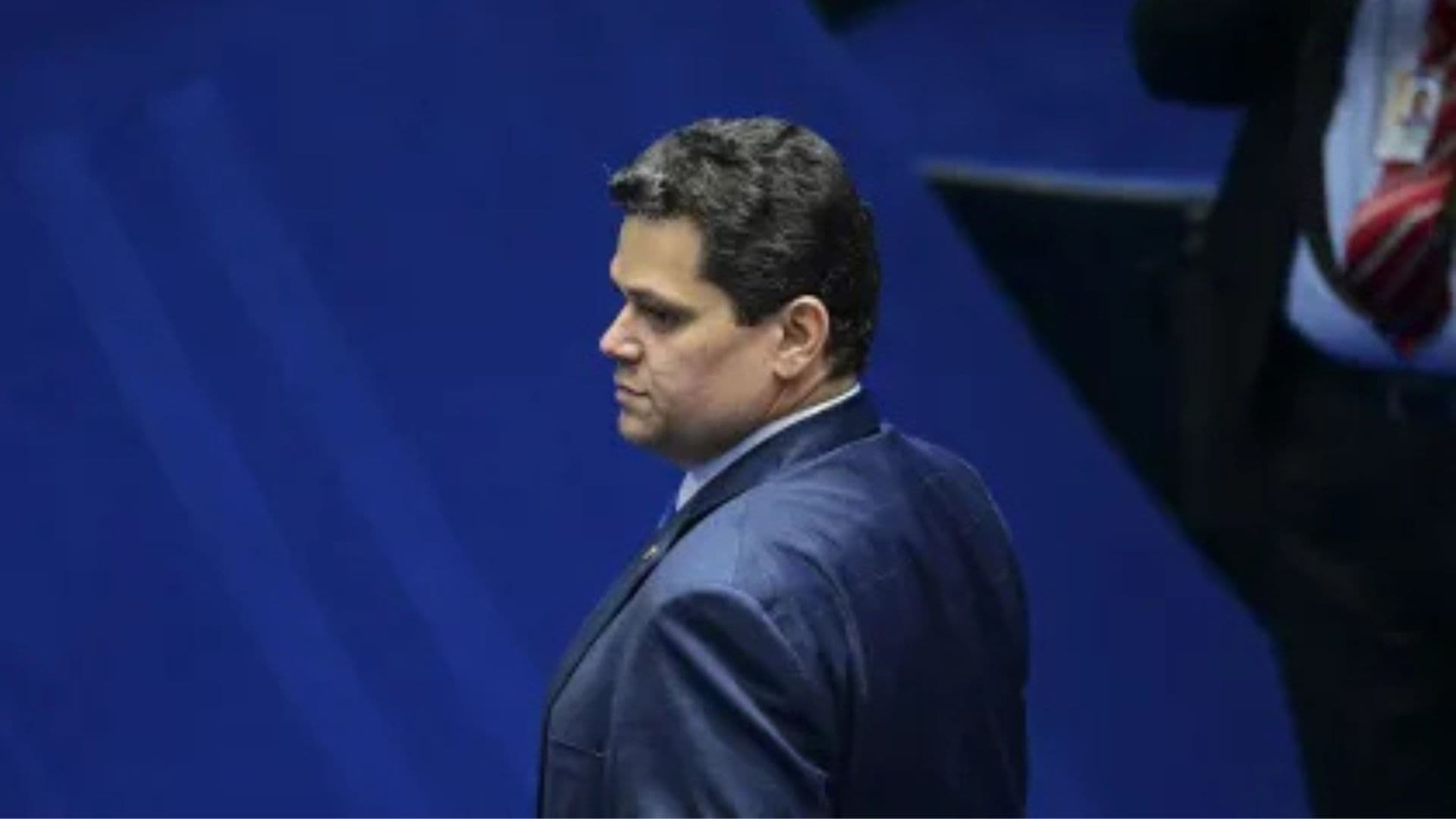 Davi Alcolumbre de costas no Senado.