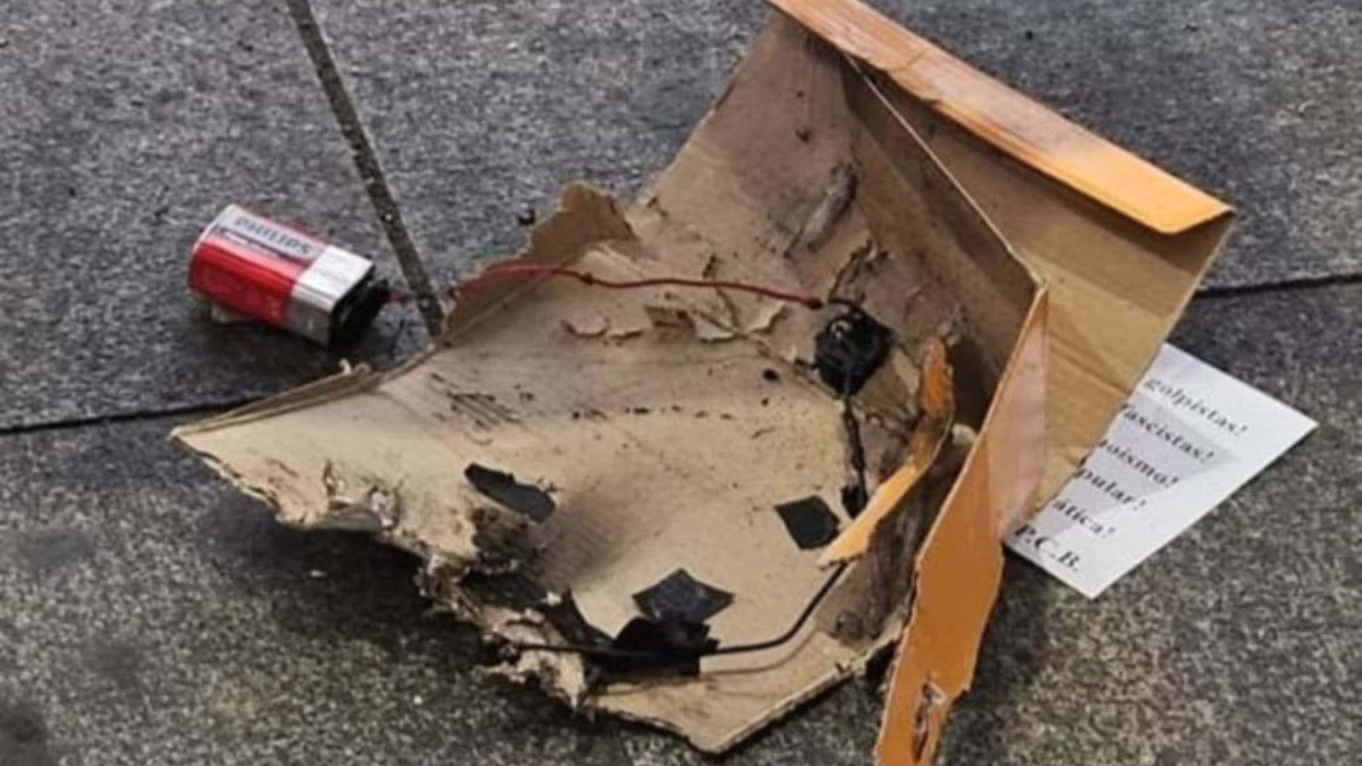 Imagem da bomba destruída.