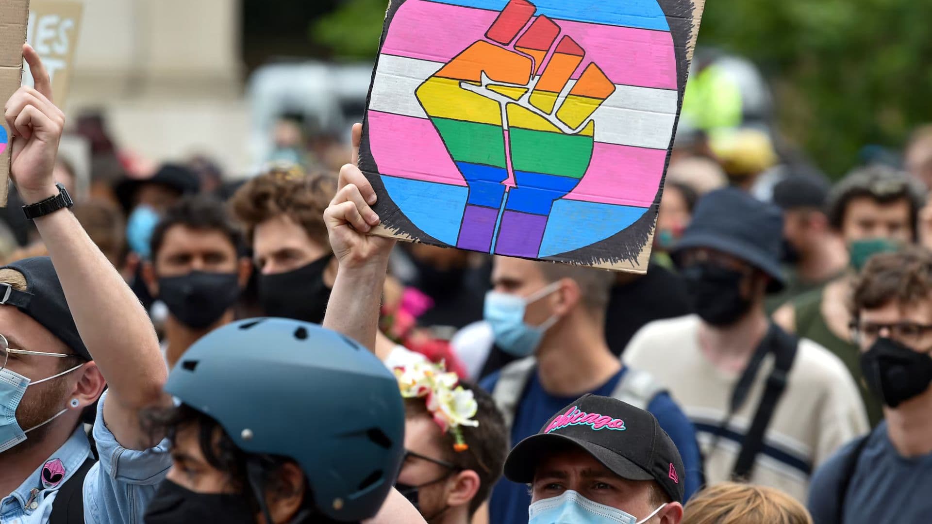 Manifestantes em prol da causa LGBT.