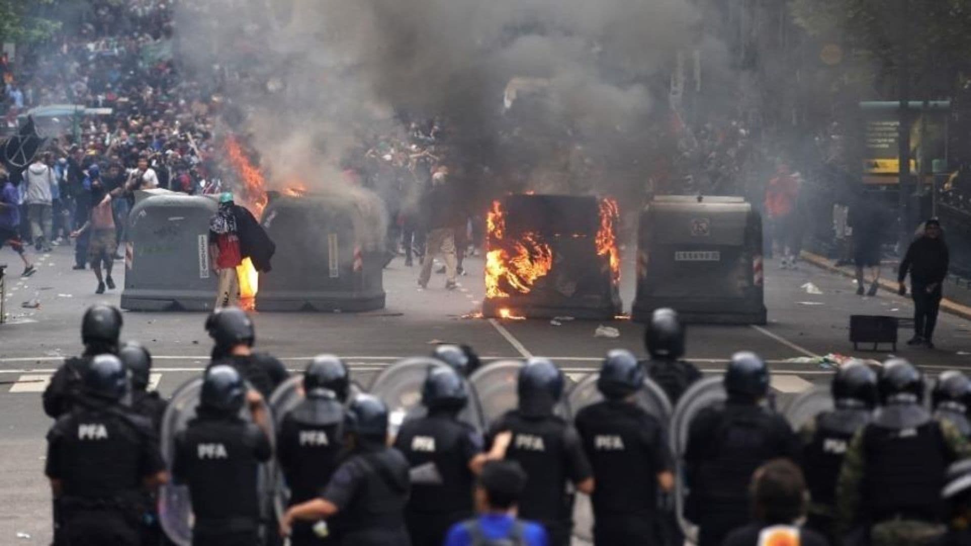 Policiais durante confronto com torcidas organizadas na Argentina.
