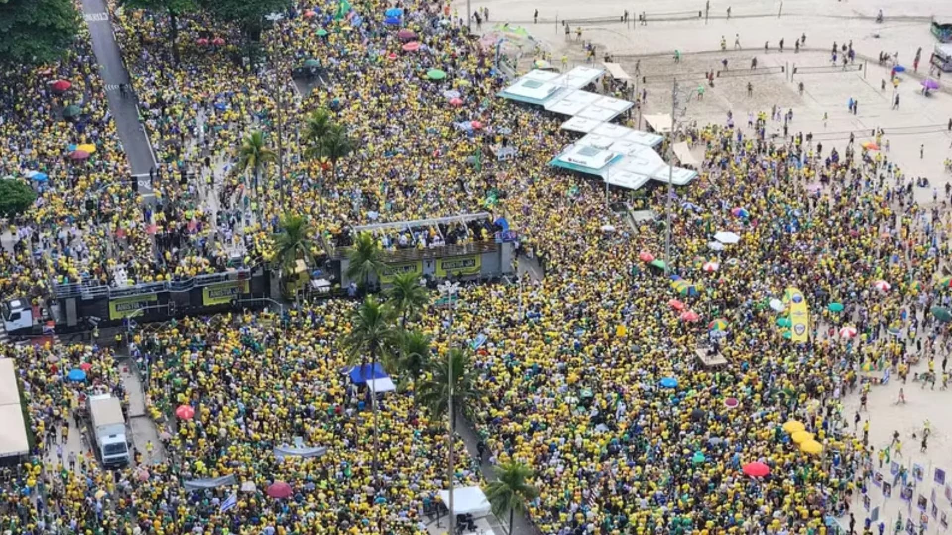 Apoiadores de Bolsonaro na Avenida Atlântica, em Copacabana,