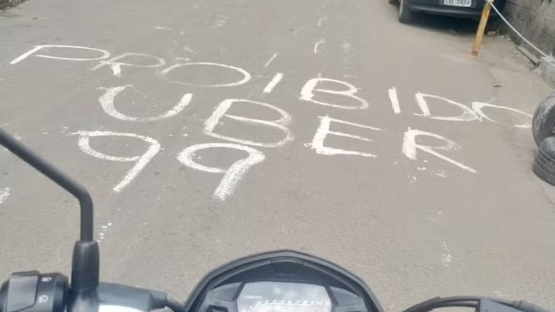 Rua pichada com a determinação dos traficantes de que motoristas de aplicativo não podem entrar na região. Criminosos faturam
