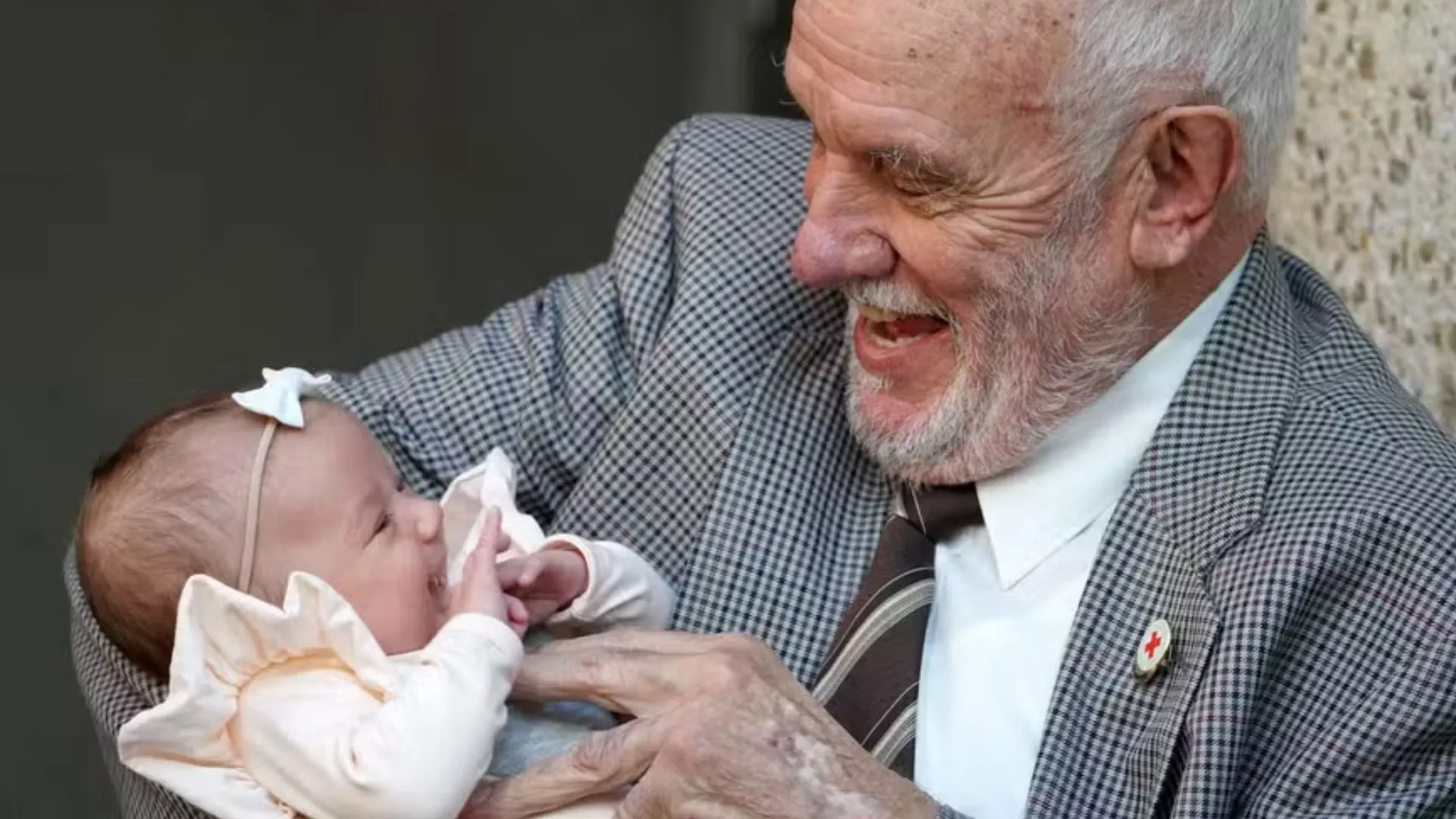 James Harrison brincando com um bebê