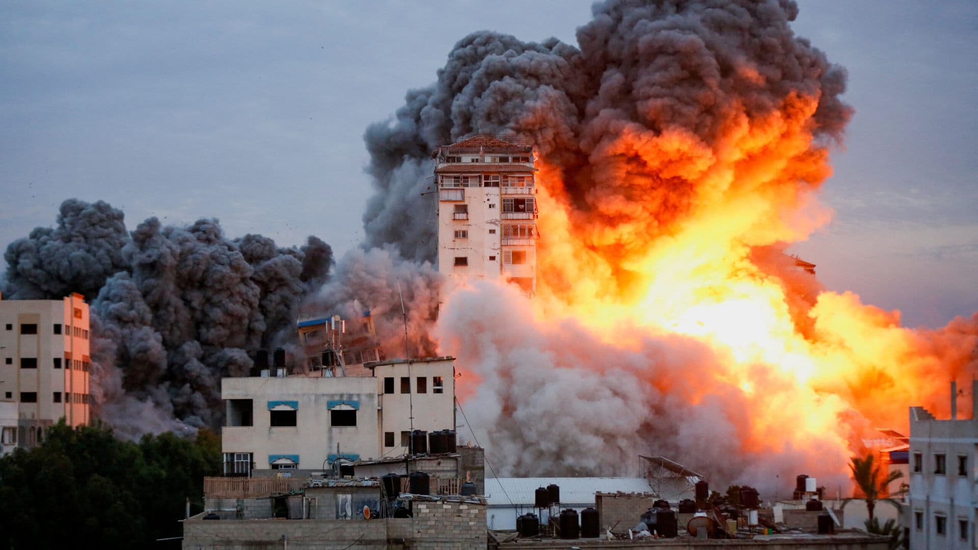 Imagem de uma explosão na Faixa de Gaza. Israel fez o maior ataque lá desde o cessar-fogo.