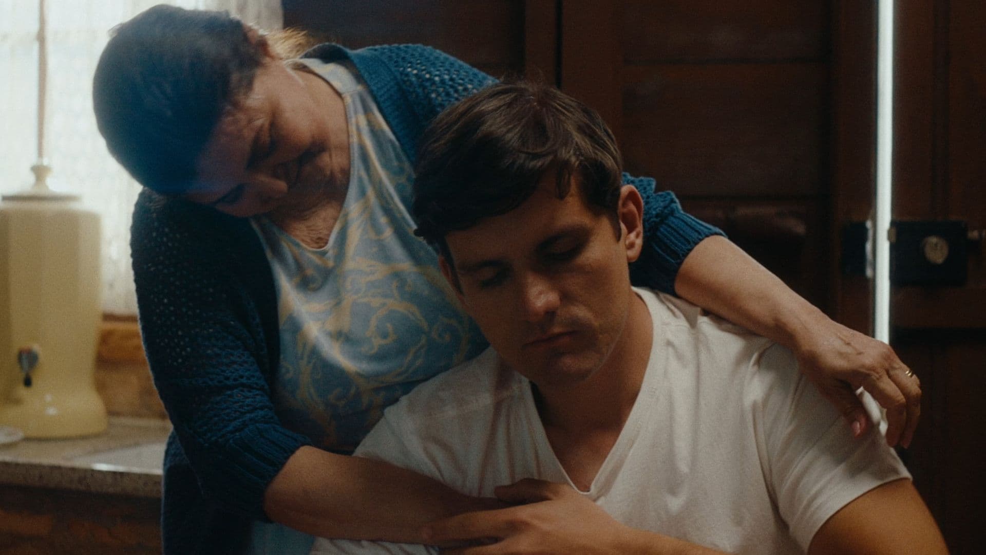 A mãe Maria e seu filho Pedro no filme Oficina do Diabo da Brasil Paralelo.