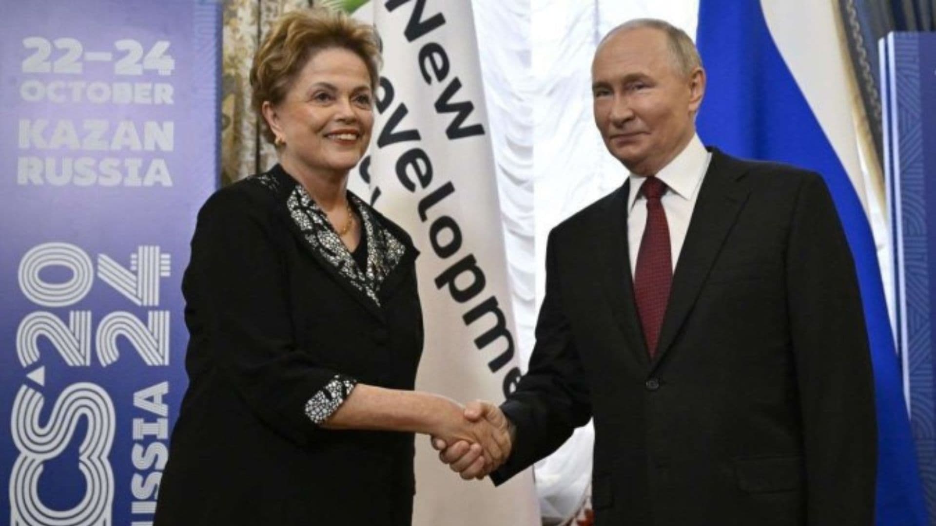 Dilma apertando a mão de Putin. Presidente russo a indicou para o cargo de presidente do Banco dos BRICS por mais 5 anos.