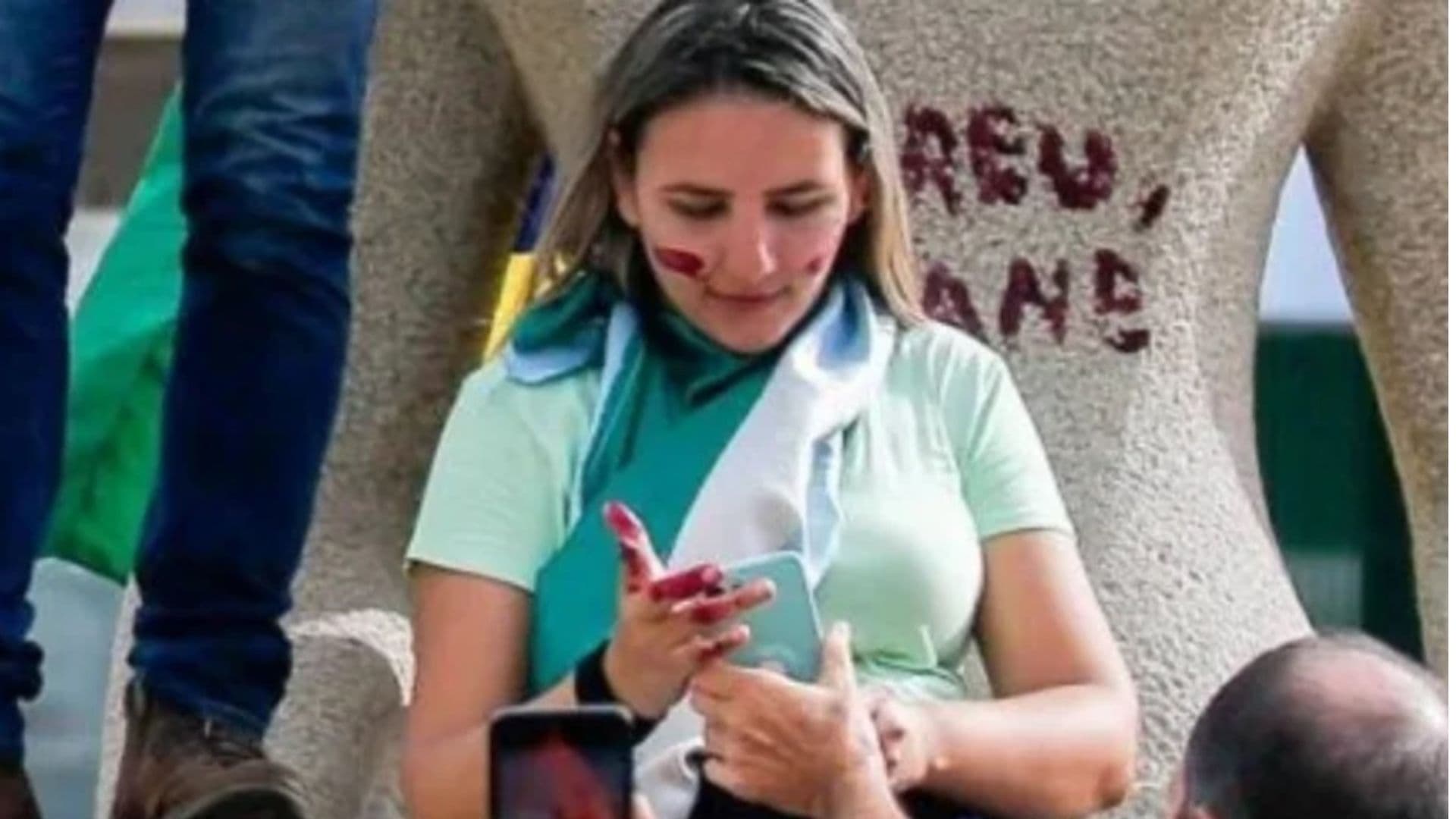 Conheça Débora Rodigues, presa há dois anos pelo STF.
