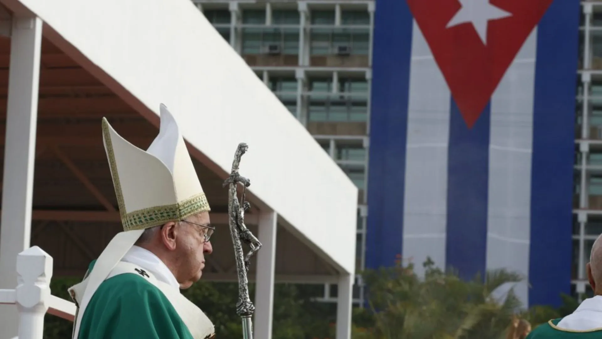 Papa francisco celebrando missa em Cuba