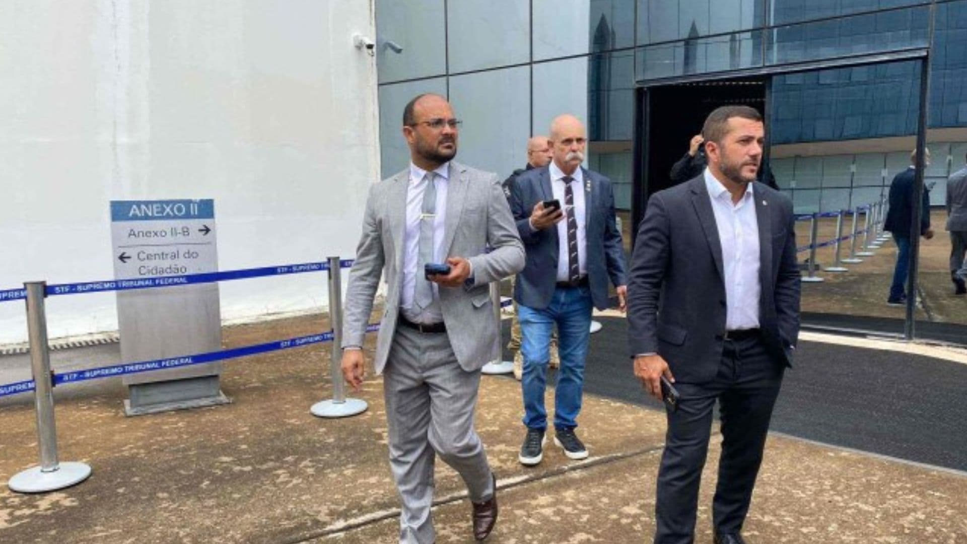 Parlamentares barratos ao tentar entrar em sessão do STF