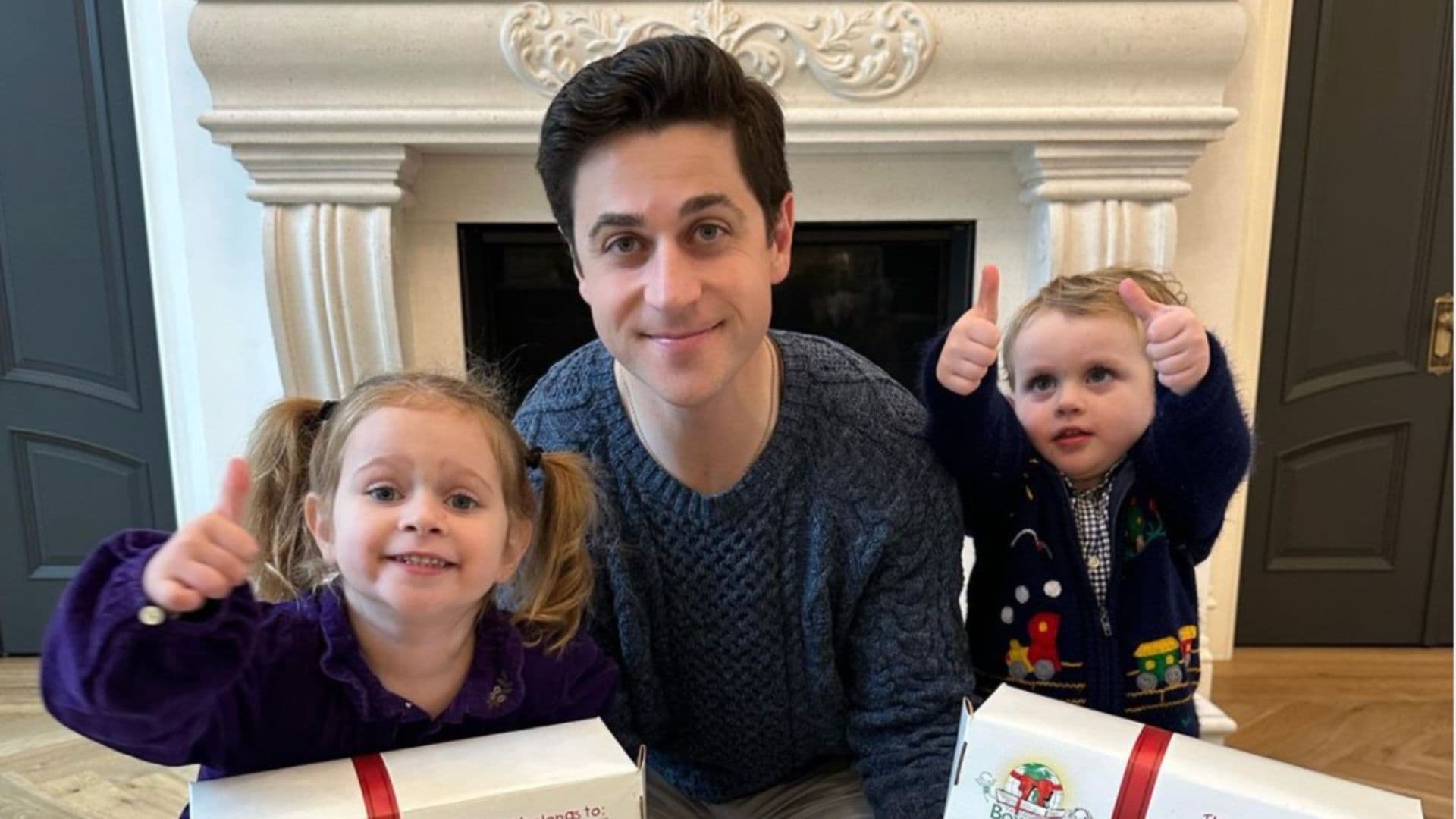 O ator David Henrie com seus dois filhos