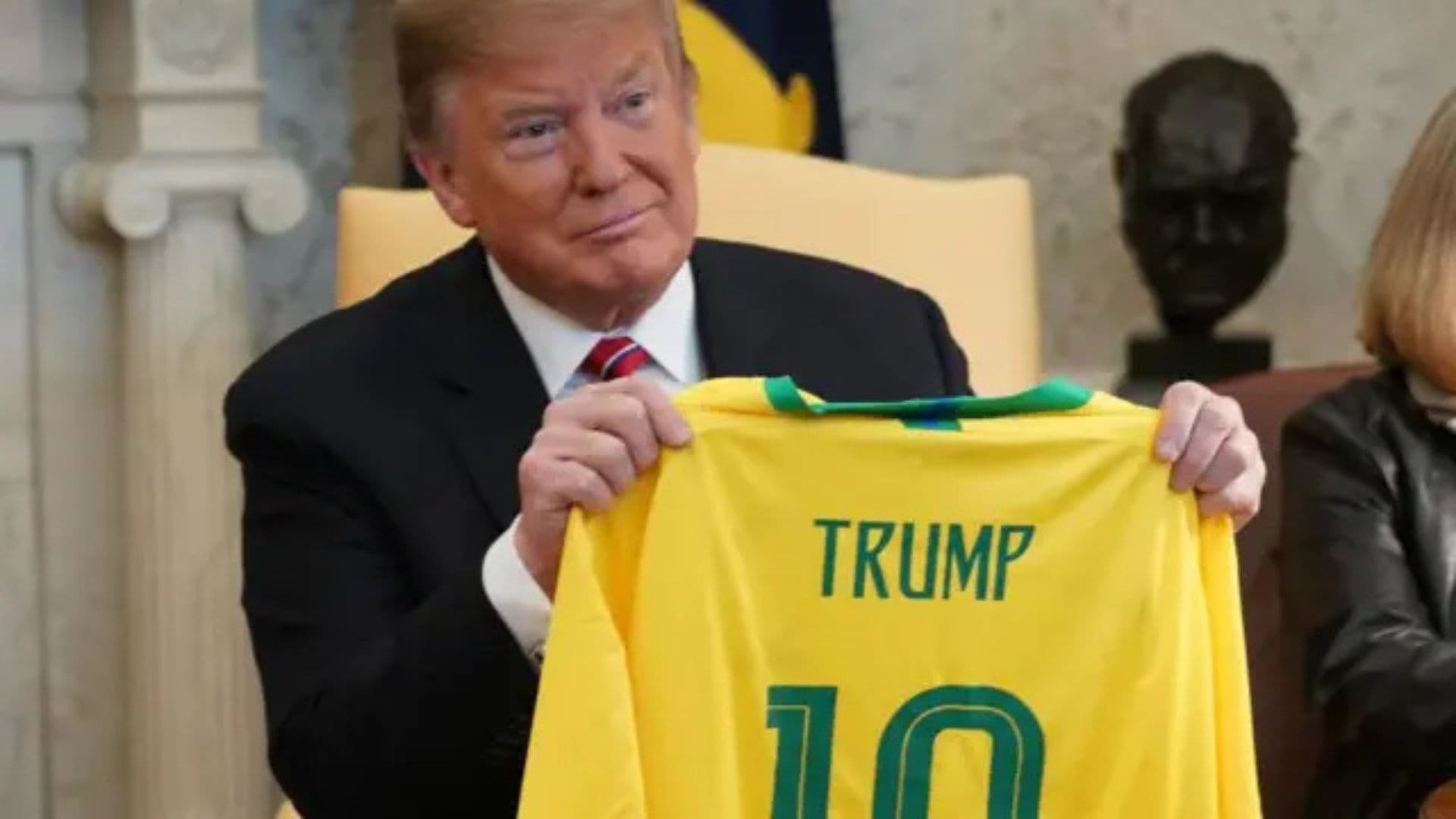 Trump segurandfo uma camiseta da seleção