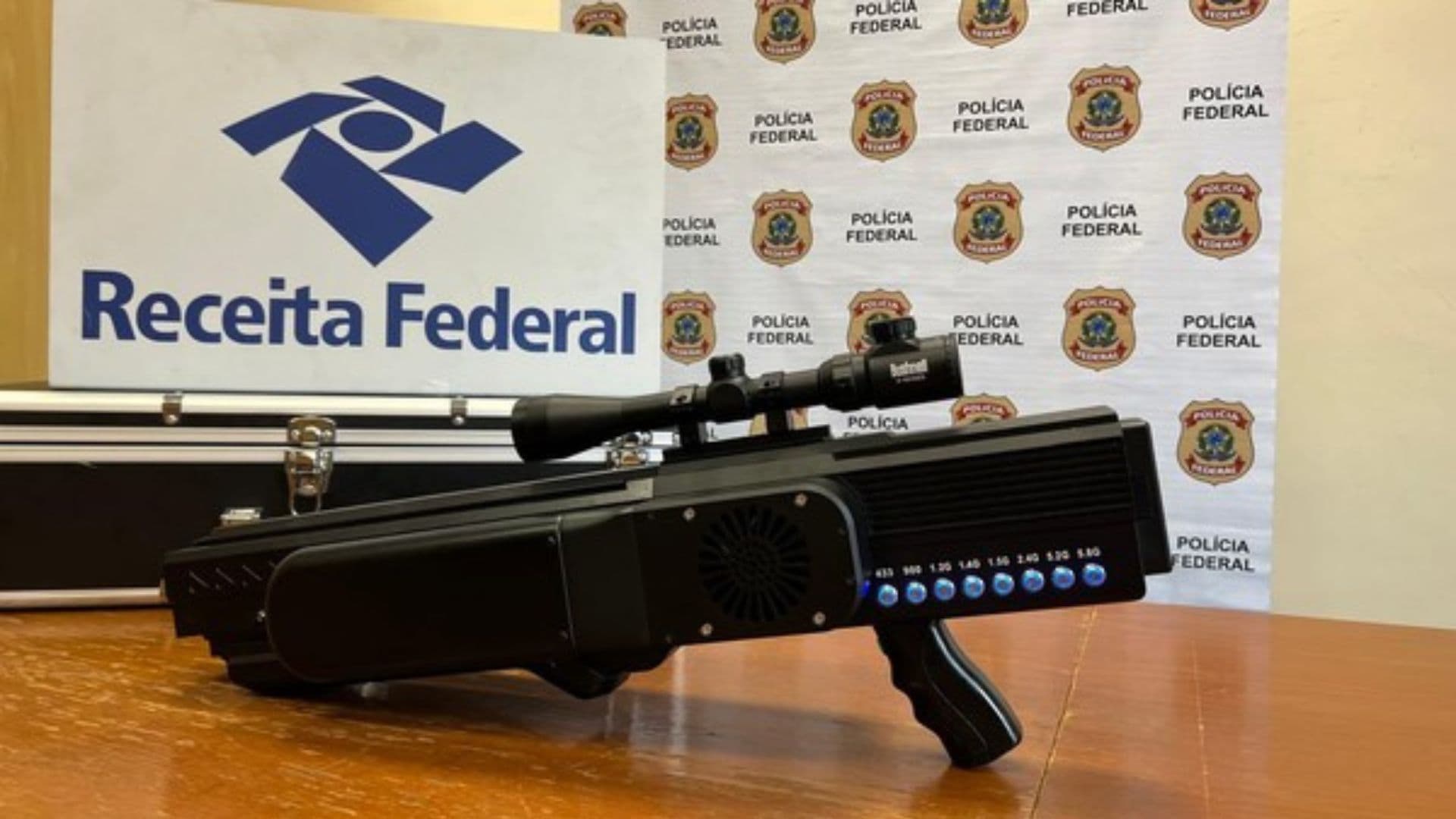 Imagem de uma arma antidrone apreendida pela polícia em uma comunidade do Rio de Janeiro.